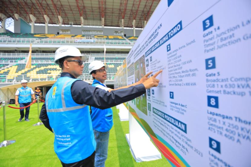 Direktur Utama PLN Darmawan Prasodjo (kiri) bersama petugas siaga PLN mengecek kesiapan listrik untuk gelaran FIFA World Cup U17 di Stadion Gelora Bung Tomo, Surabaya, Jawa Timur.