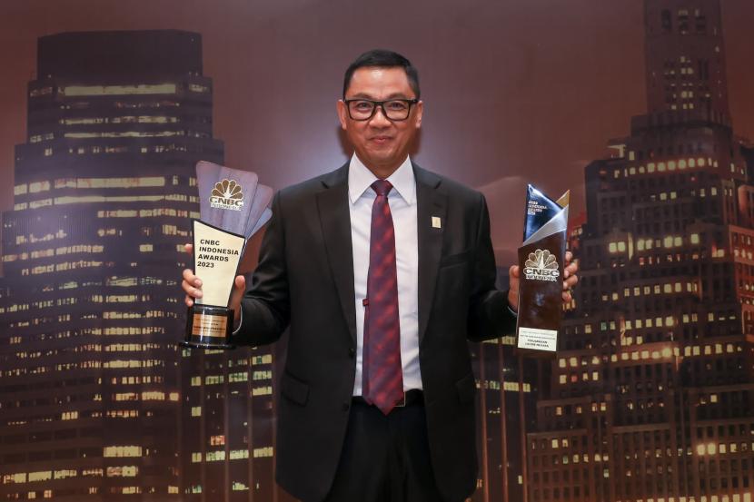 Direktur Utama PLN Darmawan Prasodjo mengangkat plakat penghargaan sebagai CEO of The Year dan PLN sebagai Best ESG (Environmental, Social, and Governance) Campaign in Energy Sector dalam ajang CNBC Indonesia Awards 2023, di Jakarta, Rabu (13/12/2023).