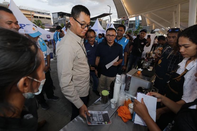 Direktur Utama PLN Darmawan Prasodjo menjajal kopi buatan UMKM Labuan Bajo dalam Forum ETWG #2.