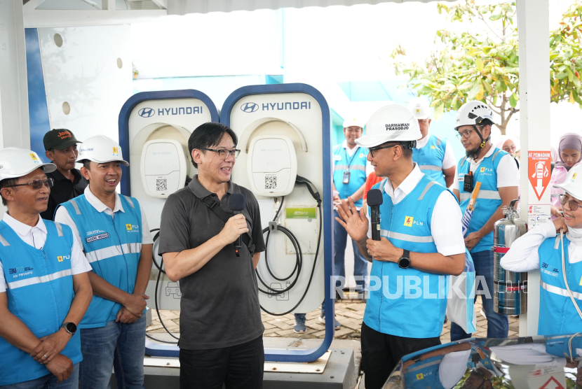 Direktur Utama PLN, Darmawan Prasodjo menyapa pengguna kendaraan listrik yang tengah melakukan pengisian daya di Stasiun Pengisian Kendaraan Listrik Umum (SPKLU) di Rest Area KM 379A Ruas Tol Semarang-Batang, Jawa Tengah pada Rabu (25/12). Pengguna kendaraan listrik tampak antusias berbagi pengalaman mereka selama menggunakan kendaraan ramah lingkungan tersebut.