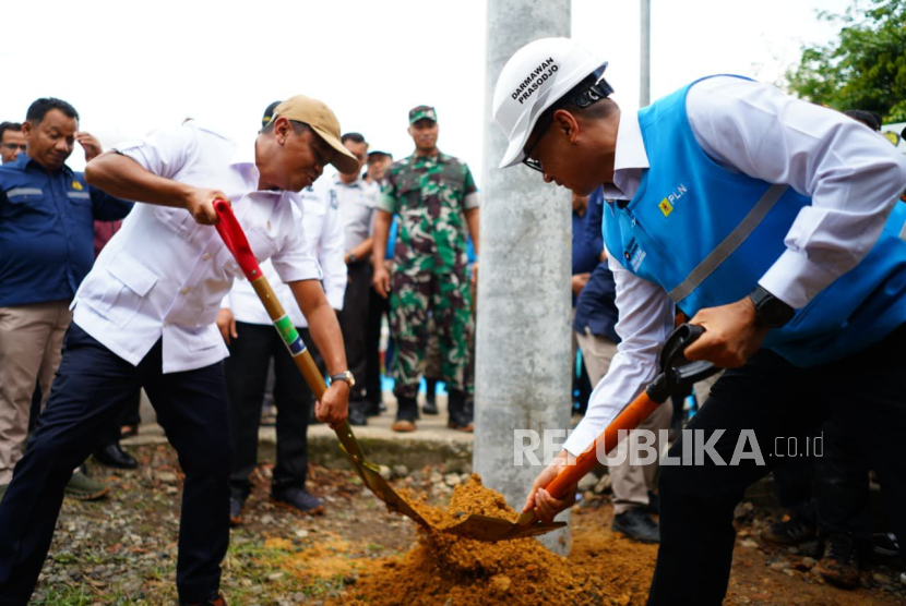Direktur Utama PLN Darmawan Prasodjo menyatakan PLN berkomitmen menuntaskan agenda pemertaan listrik hingga ke wilayah 3T.