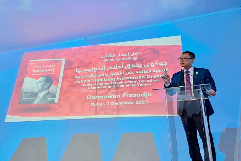 Direktur Utama PLN Darmawan Prasodjo saat menyampaikan sambutannya dalam peluncuran buku biografi Jokowi Mewujudkan Mimpi Indonesia karya yang diterbitkan dalam versi Bahasa Arab di sela-sela acara COP28 di Dubai, Uni Emirat Arab pada Sabtu (2/12/2023).
