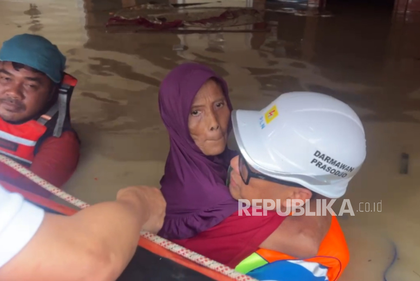  Direktur Utama PLN Darmawan Prasodjo terjun langsung mengevakuasi korban terdampak banjir di Perumahan Nasional 1 Kayuringin Jaya, Bekasi, Jawa Barat pada Selasa (4/3).