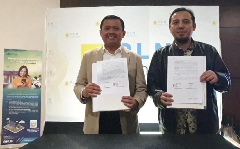 Direktur Utama PLN ICON Plus, Ari Rahmat Indra Cahyadi (kanan) bersama Bupati Sumedang, Dony Ahmad Munir (kiri), usai melakukan penandatanganan nota kesepakatan kerjasama untuk wujudkan ekosistem kendaraan listrik di Sumedang, Jawa Barat, Kamis (31/8) malam di Sumedang.