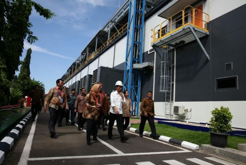 Direktur Utama PLN Sofyan Basir bersama sejumlah pejabat negara termasuk presiden Joko Widodo di Pembangkit Listrik Tenaga Diesel dan Gas (PLTDG) Pesanggaran Bali 