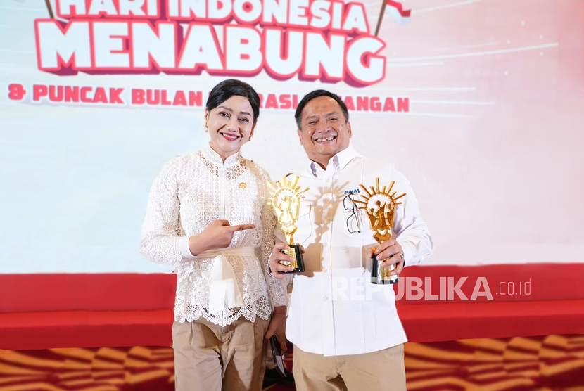 Direktur Utama PNM Arief Mulyadi (kanan) bersama Kepala Eksekutif Pengawas Perilaku Pelaku Usaha Jasa Keuangan, Edukasi, dan Pelindungan Konsumen OJK Friderica Widyasari Dewi, saat menerima penghargaan di ajang Financial Literacy Award 2025 yang digelar Otoritas Jasa Keuangan (OJK).