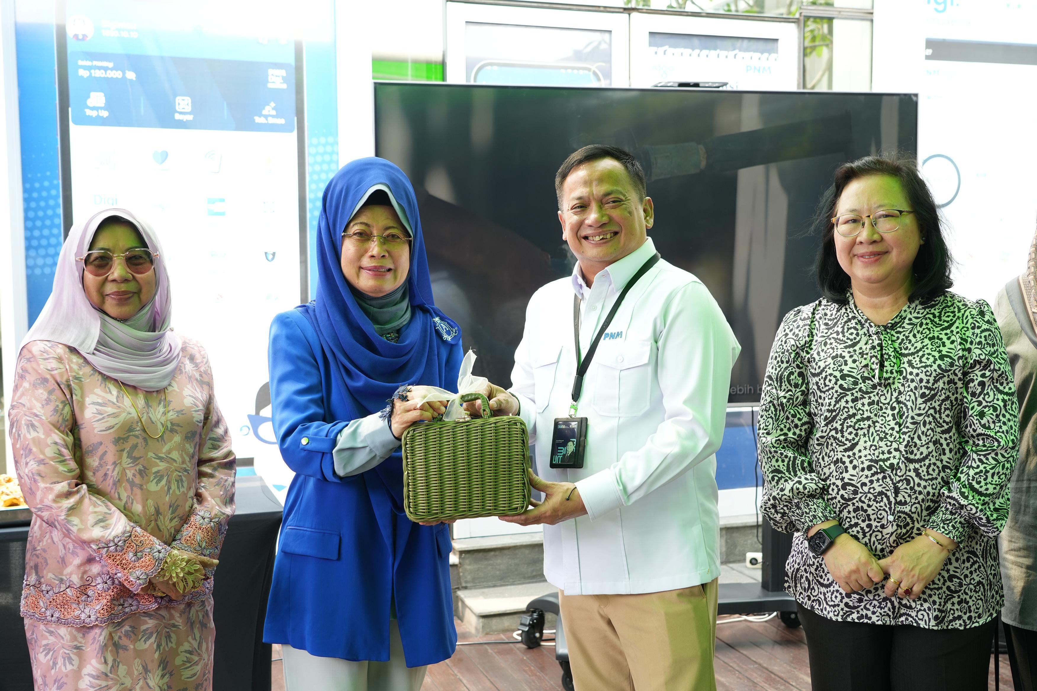 Direktur Utama PNM Arief Mulyadi menyambut hangat kunjungan Menteri Pembangunan Wanita, Kanak-kanak, dan Kesejahteraan Komuniti Sarawak, Malaysia, Dato Sri Hajah Fatimah Abdullah, di Menara PNM, Jakarta, Rabu (25/6/2025).