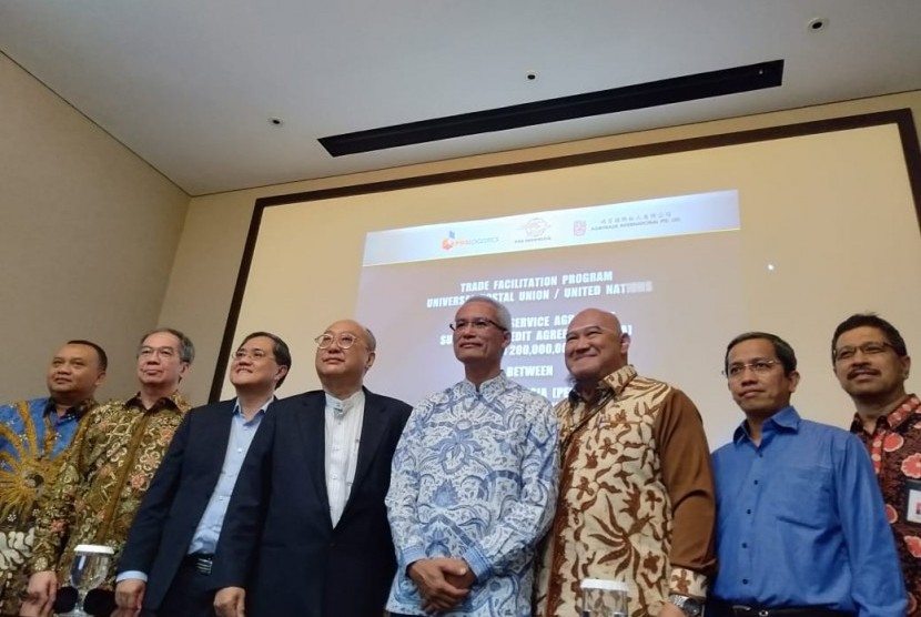 Direktur Utama Pos Indonesia Gilarsi Wahju Setijono berfoto bersama dengan Direktur Keuangan dan Umum Eddi Santosa, Direktur Utama Pos Logistik Yuzon Erman, dan Managing Director Agritrade International Ng Say Pek usai menandatangani dokumen perjanjian kerjasama layanan ekspor dalam bentuk kredit supplier di Kantor Pusat Pos Indonesia, Kamis (1/8). Foto:Rahayu Subekti/Republika