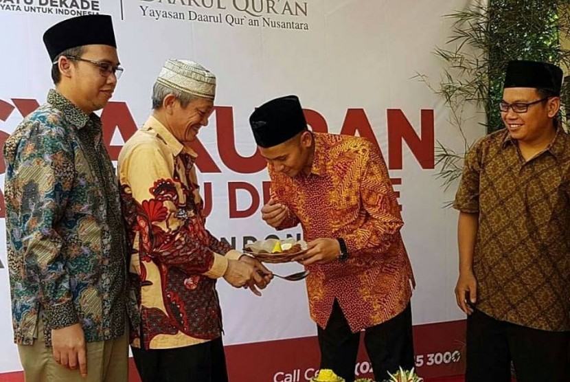 Direktur Utama PPPA Daarul Quran Muhammad Anwar Sani menyerahkan tumpeng kepada  pengurus Yayasan Daarul Quran Nusantara KH Ahmad Kosasih.