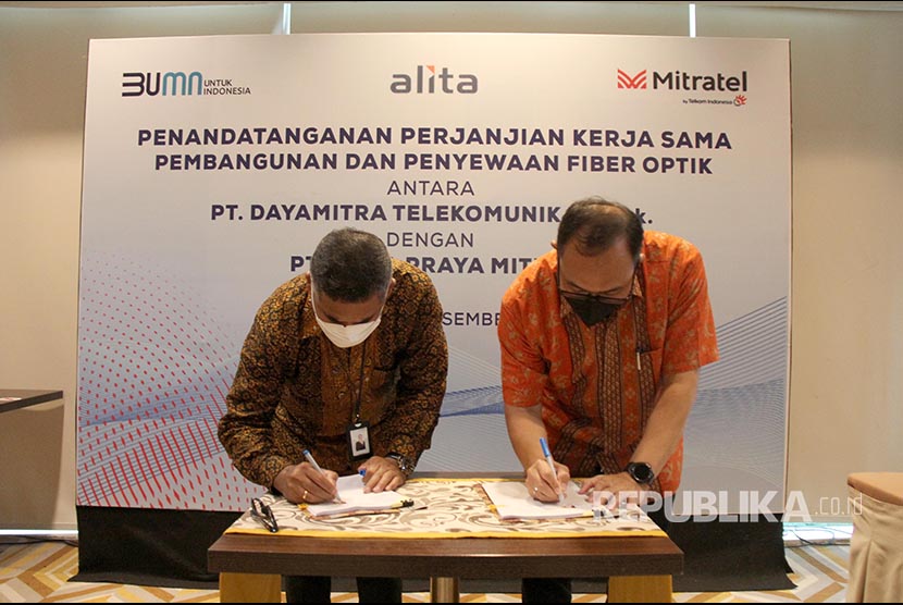 Direktur Utama PT Alita Praya Mitra (Alita), Teguh Prasetya (kanan) dengan Direktur Utama PT Dayamitra Telekomunikasi, Tbk (Mitratel), Theodorus Ardi Hartoko (kiri) menandatangani naskah kerja sama pembangunan dan penyewaan jaringan fiber optik sepanjang 6.000 KM, di Jakarta, Jumat (23/12/2021).