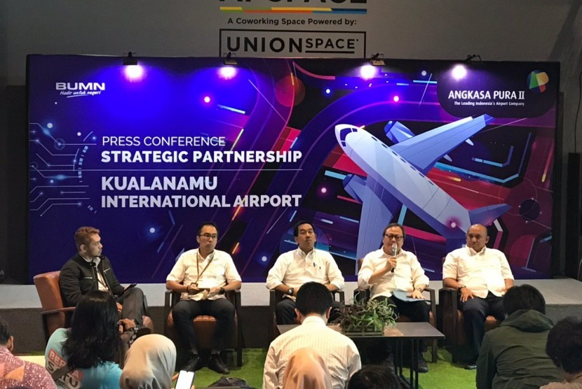 Direktur Utama PT Angkasa Pura (AP) II (Persero) Muhammad Awaluddin melakukan konferensi pers terkait rencana kerja sama pengelolaan dan pengembangan Bandara Internasional Kualanamu di Terminal 3 Bandara Soekarno-Hatta, Senin (10/2).