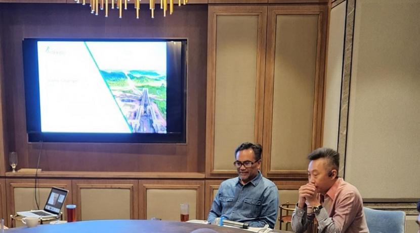 Direktur Utama PT Astrindo Nusantara Infrastruktur Tbk Ray Anthony Gerungan (kiri) didampingi Direktur Astrindo Michael Wong  menjelaskan soal akuisisi PTT Mining Ltd (PTTML), perusahaan tambang batu bara yang berbasis di Hong Kong di Jakarta, Kamis (11/8/2022). Nilai akuisisi tersebut mencapai 471 juta dolar AS.