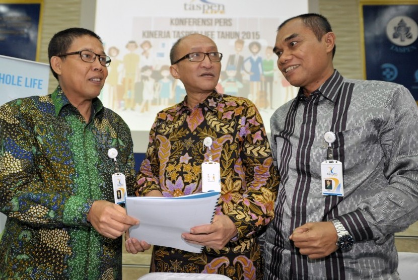 Direktur Utama PT Asuransi Jiwa Taspen (Taspen Life) Maryoso Sumaryono (tengah) bersama Direktur Keuangan Pask Suartha (kiri) dan Direktur Teknologi dan Operasional Nelson (kanan) berbincang disela Paparan Kinerja 2015 di Jakarta, Rabu (23/3).