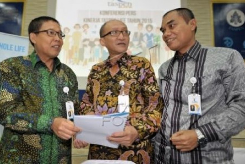 Direktur Utama PT Asuransi Jiwa Taspen (Taspen Life) Maryoso Sumaryono (tengah) bersama Direktur Keuangan Pask Suartha (kiri) dan Direktur Teknologi dan Operasional Nelson berbincang di sela paparan kinerja 2015 di Jakarta, Rabu (23/3).