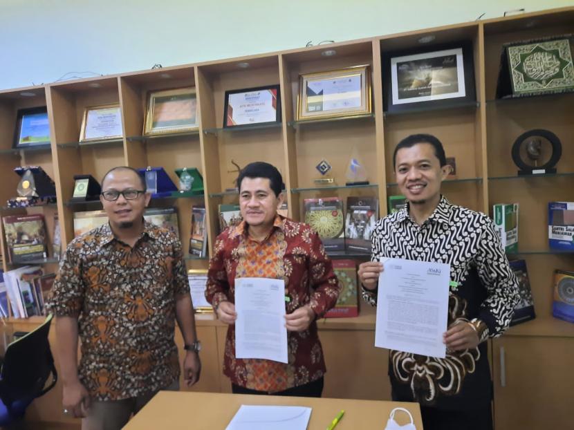 Direktur Utama PT Asuransi Syariah Keluarga Indonesia (ASYKI),  Mudzakir (tengah) dan Direktur Baitul Wakaf,  Rama Wijaya (kanan) seusai penandatanganan  program Asuransi Ikhtiar Wakaf di Bogor, Rabu (1/9).
