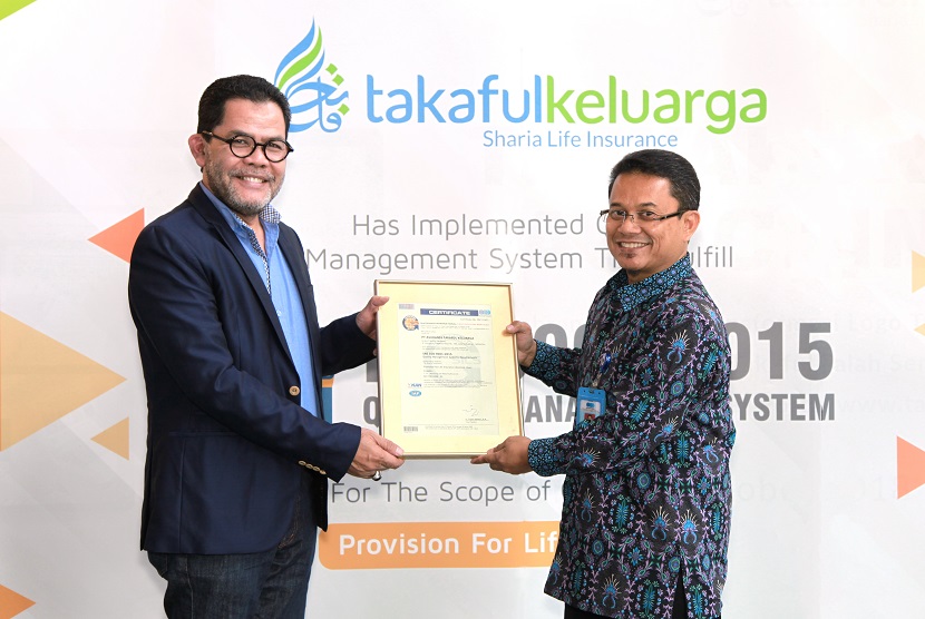 Direktur Utama PT Asuransi Takaful Keluarga, Arfandi Arief (kiri) saat menerima Sertifikasi SMM ISO 9001: 2015 dari Vice President SBU Serco PT SUCOFINDO, Triyan Aidilfitri di Graha Takaful Indonesia, Kamis (2/5). 