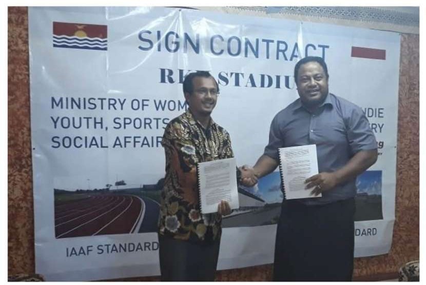 Direktur Utama PT Audie Building Industry, Ozie Hansery Moechlis (kiri) dan Wakil Presiden Kiribati merangkap Menteri Pemuda, Olah Raga, Sosial, dan Peranan Wanita Kiribati, Kourabi Nenem saat penandantanganan kontrak pembangunan stadion, Rabu (26/9).  