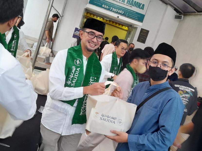 Direktur Utama PT Ayu Berga GSA Saudi Arabian Airlines Indonesia, Andri Bermawi sedang membagikan makanan berbuka puasa di Masjid Agung Al-Azhar, Jakarta, Sabtu (16/4/2022) sore.