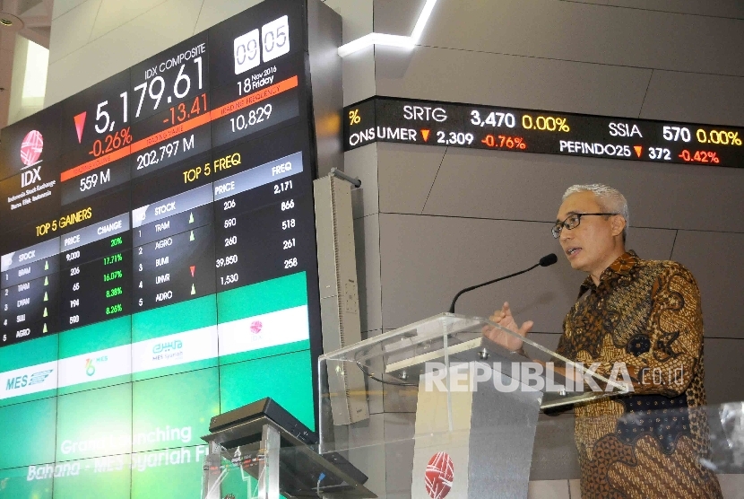 Direktur Utama PT Bahana TCW Investment Management Edward Lubis menyampaikan sambutannya seusai membuka perdagangan saham di Gedung BEI, Jakarta, Jumat (18/11). 