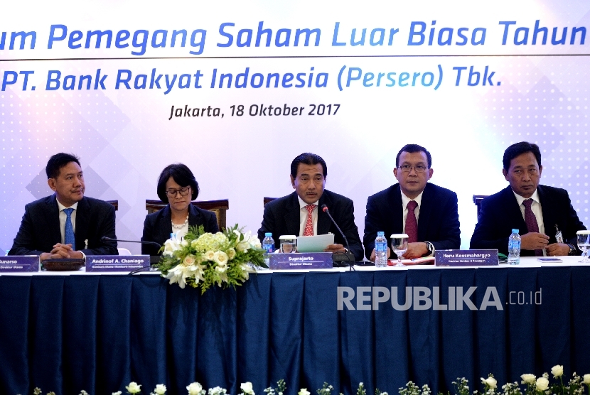 Direktur Utama PT Bank BRI Suprajarto (tengah) bersama jajaran direksi saat Rapat Umum Pemegang Saham Luar Biasa Bank BRI di Jakarta, Rabu (18/10). 