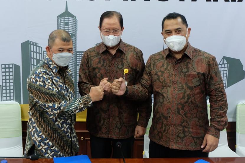 Direktur Utama PT Bank KB Bukopin Syariah (KBBS) yang baru, Hari Wurianto (kiri) berfoto bersama Komisaris Utama Independen Mustafa Abubakar (tengah) dan Dirut KBBS yang lama Dery Januar seusai Rapat Umum Pemegang Saham Luar Biasa (RUPSLB) di Jakarta, Senin (29/11). Dalam RUPSLB diputuskan Hari Wurianto menjadi Direktur Utama KBBS menggantikan posisi sebelumnya Dery Januar, dan mengangkat Haryanto Budi Purnomo sebagai Direktur Perseroan menggantikan posisi sebelumnya Denny Riyanto.
