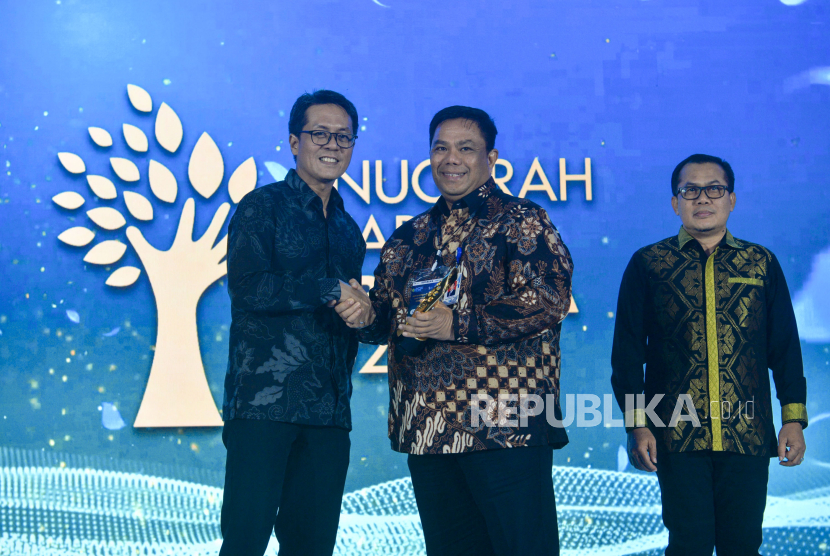 Direktur Utama PT Bank Nagari Gusti Candra menenrima penghargaan Anugerah Syariah Republika di Hotel Le Meridien, Jakarta, Senin (26/5/2025).