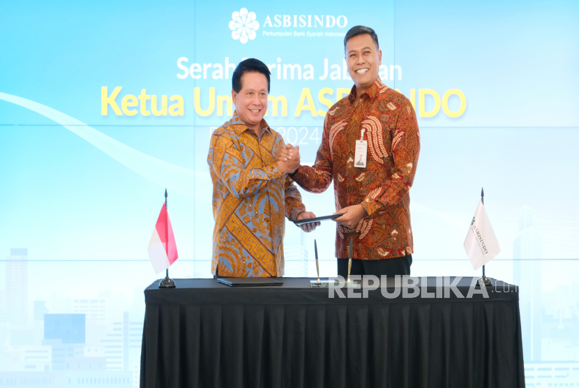 Direktur Utama PT Bank Syariah Indonesia Tbk (BSI) Anggoro Eko Cahyo (kanan) terpilih sebagai Ketua Umum Perkumpulan Bank Syariah Indonesia (Asbisindo) periode 2025-2027. 