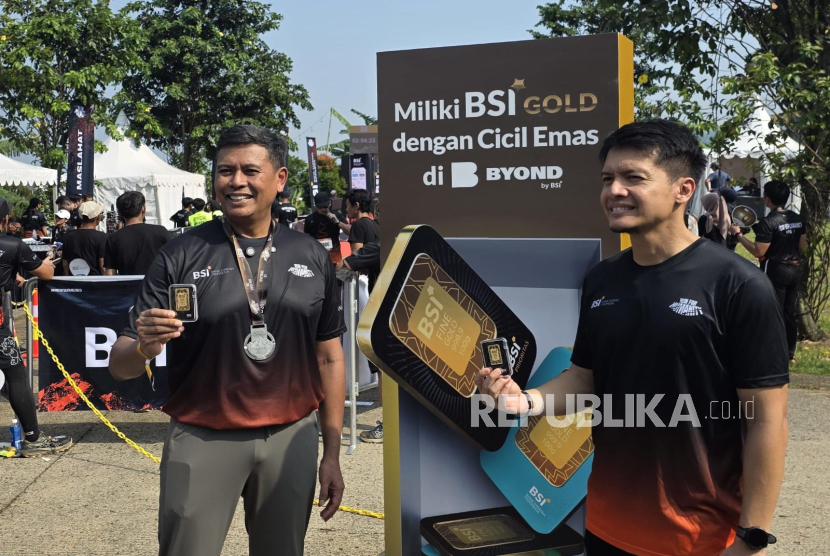 Direktur Utama PT Bank Syariah Indonesia Tbk (BSI) Anggoro Eko Cahyo bersama Founder Run For Humanity Dimas Seto dalam acara Trail Run for Humanity.