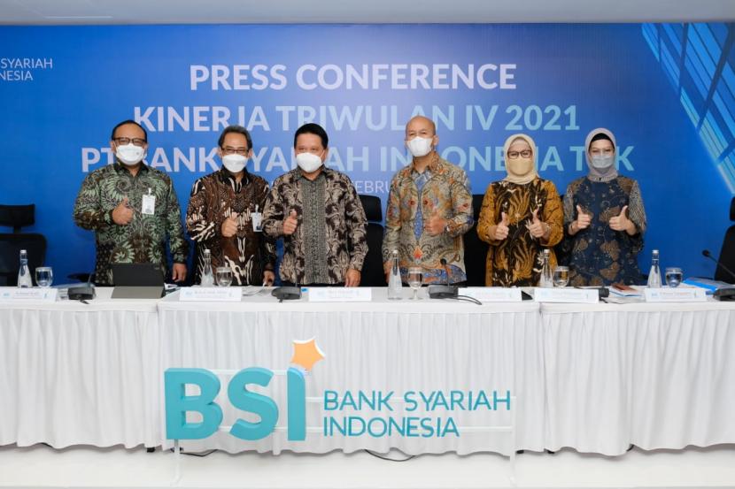 Direktur Utama PT Bank Syariah Indonesia Tbk (BSI) BSI Hery Gunardi (tengah) didampingi Direktur Information Technology BSI Achmad Syafii (paling kiri), Direktur Retail Banking BSI Kokok Alun Akbar (dua dari kiri), Direktur Finance & Strategy BSI Ade Cahyo Nugroho (empat dari kiri), Direktur Risk Management BSI Tiwul Widyastuti (lima dari kiri) dan Direktur Compliance & Human Capital BSI Tribuana Tunggadewi diskusi (lima dari kanan) diskusi bersama saat Press Conference Pemaparan Kinerja PT Bank Syariah Indonesia Tbk Triwulan IV Tahun 2021 di Jakarta (2/2)