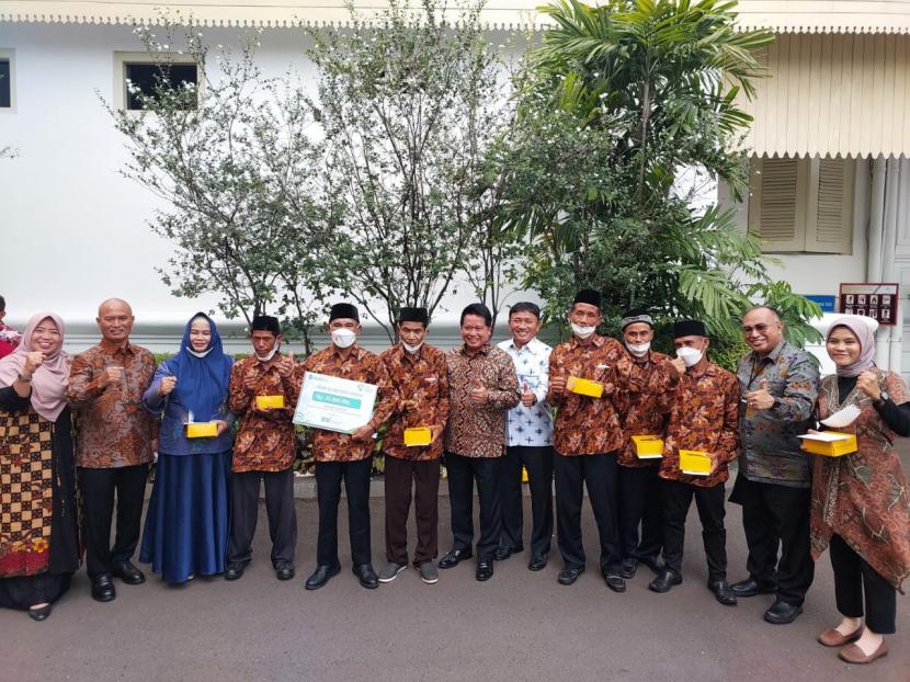 Direktur Utama PT Bank Syariah Indonesia Tbk (BSI) Hery Gunardi (tengah) bersama dengan perwakilan penerima KUR Klaster dari berbagai daerah. Tercatat hingga November 2022, BSI telah menyalurkan pembiayaan KUR Syariah sebesar Rp 12,2 triliun.