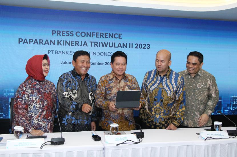 Direktur Utama PT Bank Syariah Indonesia Tbk (BSI) Hery Gunardi (tengah) bersama jajaran direksi.