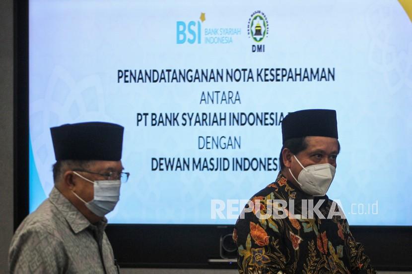 Direktur Utama PT Bank Syariah Indonesia Tbk Hery Gunardi (kanan) bersama Ketua Umum Dewan Masjid Indonesia (DMI) Jusuf Kalla menghadiri penandatanganan nota kesepahaman di The Tower, Jakarta, Rabu (29/9). DMI mendorong inklusi keuangan syariah.