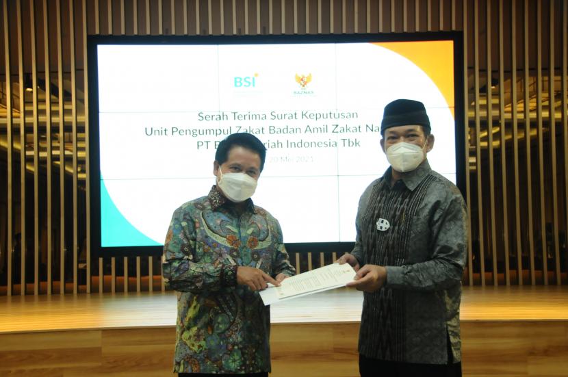 Direktur Utama PT Bank Syariah Indonesia Tbk, Hery Gunardi menerima Surat Keputusan Unit Pengumpul Zakat BAZNAS PT Bank Syariah Indonesia Tbk sekaligus penetapan Penasehat dan Pengurus UPZ BAZNAS BSI periode 2021 – 2026 dari Ketua BAZNAS, Noor Achmad di Jakarta, Kamis (20/5).