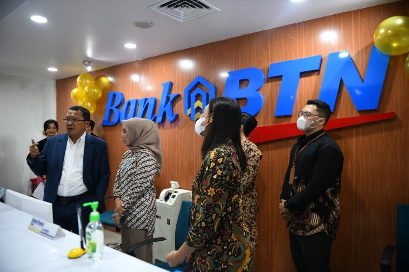 Direktur Utama PT Bank Tabungan Negara (Persero) Tbk. Haru Koesmahargyo (kiri) melihat Money Changer Bank BTN di Bandara I Gusti Ngurah Rai, Bali, Kamis (15/12/2022). Pembukaan Kantor Layanan Money Changer tersebut merupakan perluasan layanan untuk meningkatkan bisnis Bank BTN.