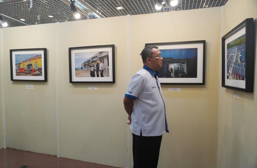 Direktur Utama PT Bank Tabungan Negara (Persero) Tbk. Haru Koesmahargyo  meninjau foto pada Pameran Anugerah Jurnalistik dan Foto Bank BTN di Menara BTN di Jakarta, Rabu (22/2). 