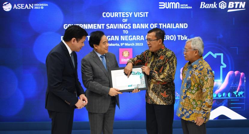 Direktur Utama PT Bank Tabungan Negara (Persero) Tbk, Haru Koesmahargyo (kedua dari kanan) menyerahkan cinderamata kepada Director Government Savings Bank (GSB) Pakorn Partanapat disaksikan oleh Direktur Retail & Funding Bank BTN, Jasmin (kanan) dan CEO Government Savings Bank, Vitai Ratanakorn (kiri) di Jakarta, Kamis (9/3/2023). 