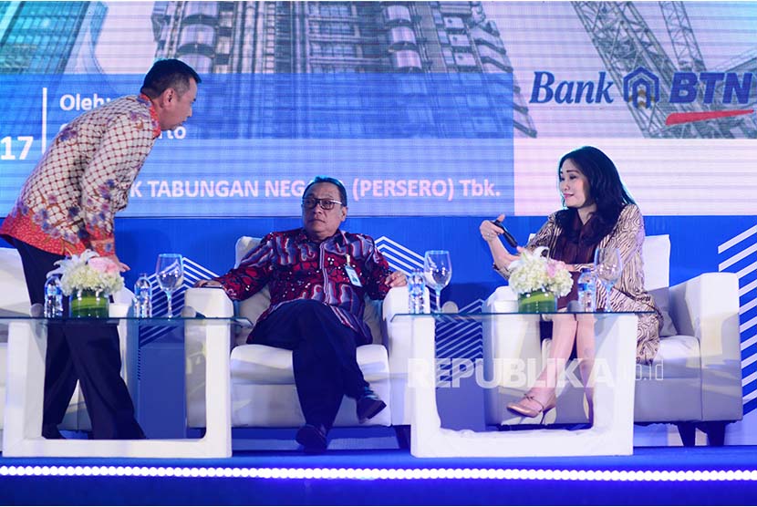Direktur Utama PT Bank Tabungan Negara (Persero) Tbk. Maryono (kedua kiri) bersama Managing Director Commercial Banking Oni Febriarto (kiri) dan Direktur Consumer Banking Handayani menghadiri BTN Developer Gathring di Jakarta, Selasa (8/8). Ajang konsolidasi Bank BTN dengan pengembang tersebut untuk meningkatkan kredit konstruksi dan penyerapan KPR yang per Juni 2017.