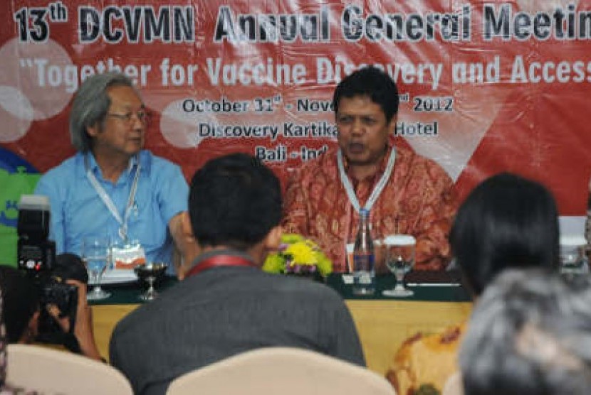 Direktur Utama PT. Biofarma Iskandar (kanan) didampingi Ketua Developing Countries Vaccine Manufacturers Network (DCVMN) Akira Homma (kiri) memberikan paparan kepada wartawan di Kartika Plaza Discovery Hotel, Kuta, Bali, Selasa (30/10).
