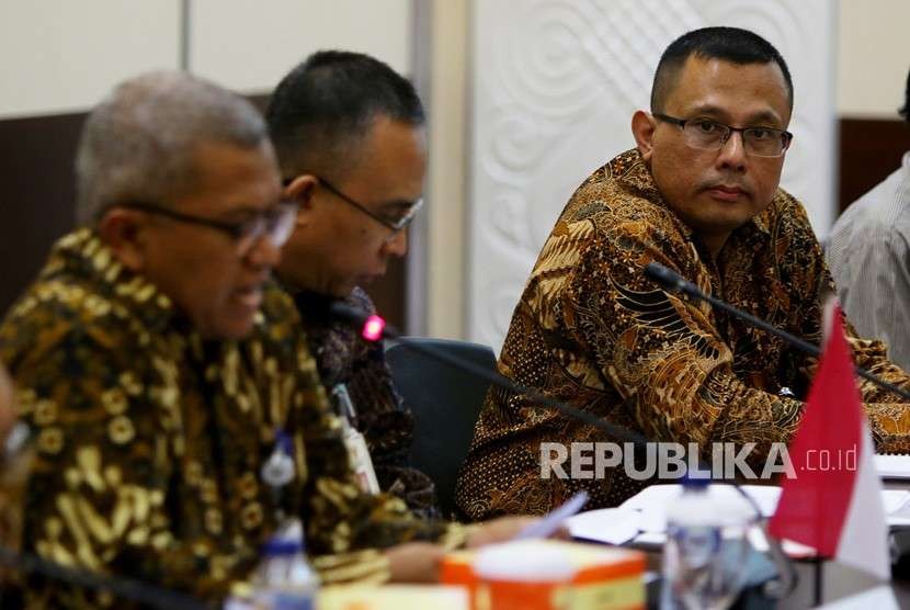 Direktur Utama PT Biofarma, M. Rahman Roestan (kanan) bersama Direktur Politik Luar Negeri dan Kerjasama Pembangunan Internasional, Kementerian PPN/BAPPENAS, Wisnu Utomo (tengah) dan Deputi Bidang Politik, Hukum, Pertahanan dan Keamanan Kementerian PPN/BAPPENAS Slamet Sudarsono (kiri) memberikan paparan tentang kerjasama produksi vaksin antara Indonesia, Tunisia, dan Maroko di Jakarta, Senin (27/8).