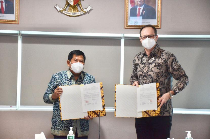 Direktur Utama PT Biro Klasifikasi Indonesia Rudiyanto dan Country Chief Executive Bureau Veritas Group Indonesia Chris Murray. PT Biro Klasifikasi Indonesia (Persero)/BKI melakukan penandatanganan nota kesepahaman (MoU) dengan PT Bureau Veritas Indonesia (BVI) pada Kamis, 21 April 2022 di Graha BKI.