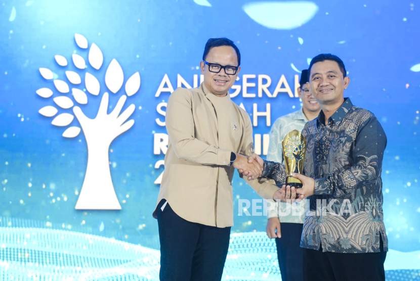 Direktur Utama PT BPR Syariah Artha Madani Cahyo Kartiko usai menerima penghargaan di Anugerah Syariah Republika 2025, yang diserahkan Wamendagri Bima Arya Sugiarto, Senin (26/5/2025). 