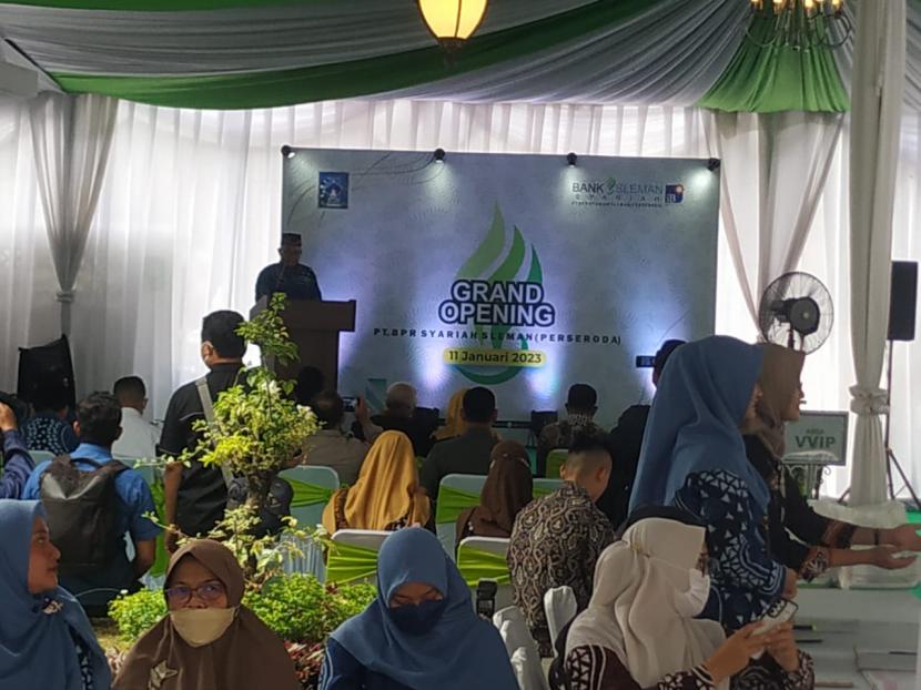 Direktur Utama PT BPR Syariah Sleman (Perseroda), Sehat Santosa, menyampaikan sambutan dalam peresmian PT BPR Syariah Sleman (Perseroda) di Sleman, Rabu (11/1/2023).