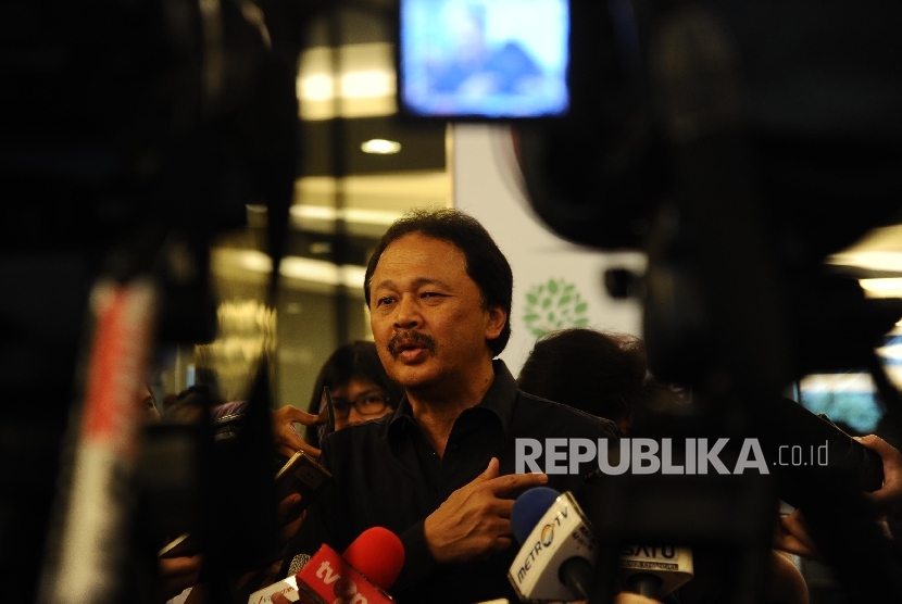  Direktur Utama PT Bursa Efek Indonesia (BEI) Tito Sulistio berbicara kepada media di Jakarta, Selasa (27\12).
