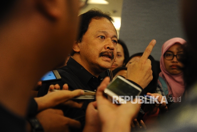 Direktur Utama PT Bursa Efek Indonesia (BEI) Tito Sulistio berbicara kepada media di Jakarta, Selasa (27\12).