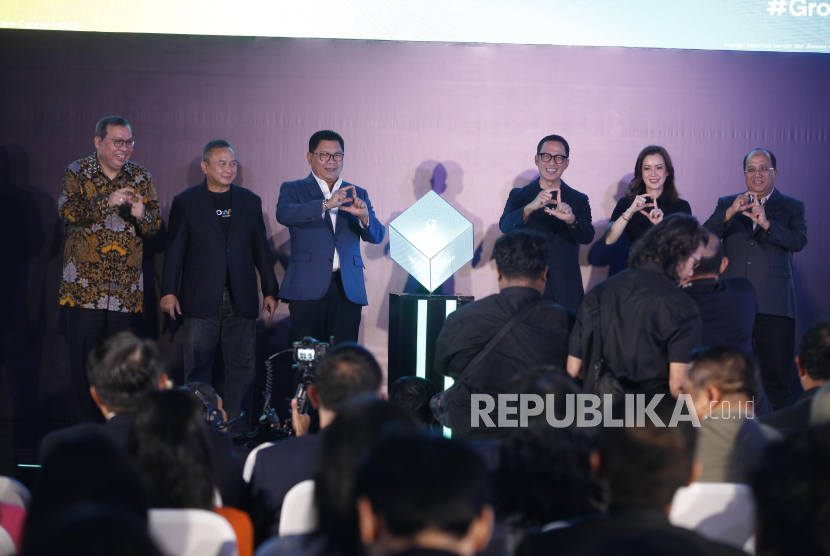 Direktur Utama PT Bursa Efek Indonesia Iman Rachman, Komisaris Utama dan Komisaris Independen Mandiri Sekuritas Hoesen, Direktur Utama Bank Mandiri Darmawan Junaidi, Direktur Utama Mandiri Sekuritas Oki Ramadhana, Wakil Direktur Utama Bank Mandiri Alexandra Askandar, Direktur Corporate Banking Bank Mandiri Riduan (dari kiri) meluncurkan aplikasi Growin by Mandiri Sekuritas, di Main Hall Bursa Efek Indonesia, Jakarta, Kamis (9/1/2025). Mandiri Sekuritas meluncurkan Aplikasi Growin  yang bisa diunduh di AppStore dan PlayStore hadir dengan konsep simple investing, menjadikan investasi lebih mudah dan menarik baik bagi para pemula maupun professional traders. 