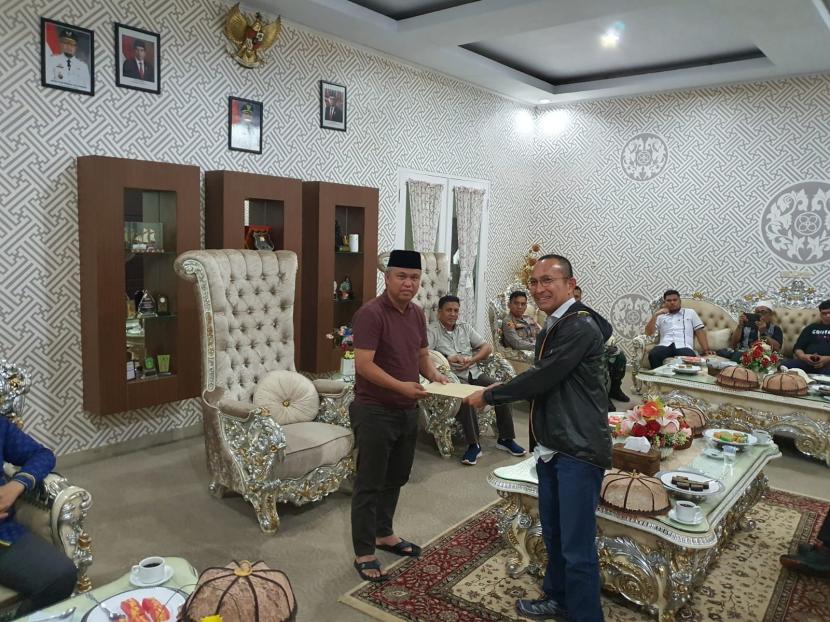 Direktur Utama PT CLM, Zainal Abidinsyah Siregar (kanan) saat bertemu dengan Bupati Luwu Timur Budiman.