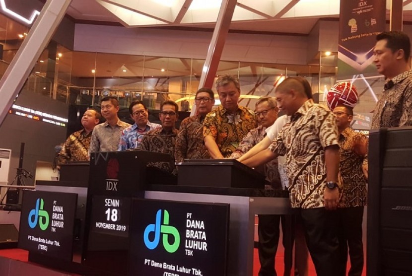 Direktur Utama PT Dana Brata Luhur Tbk Dian Heryandi ditemani jajaran direksi perseroan mencatatkan saham di Bursa Efek Indonesia (BEI), Senin (18/11).
