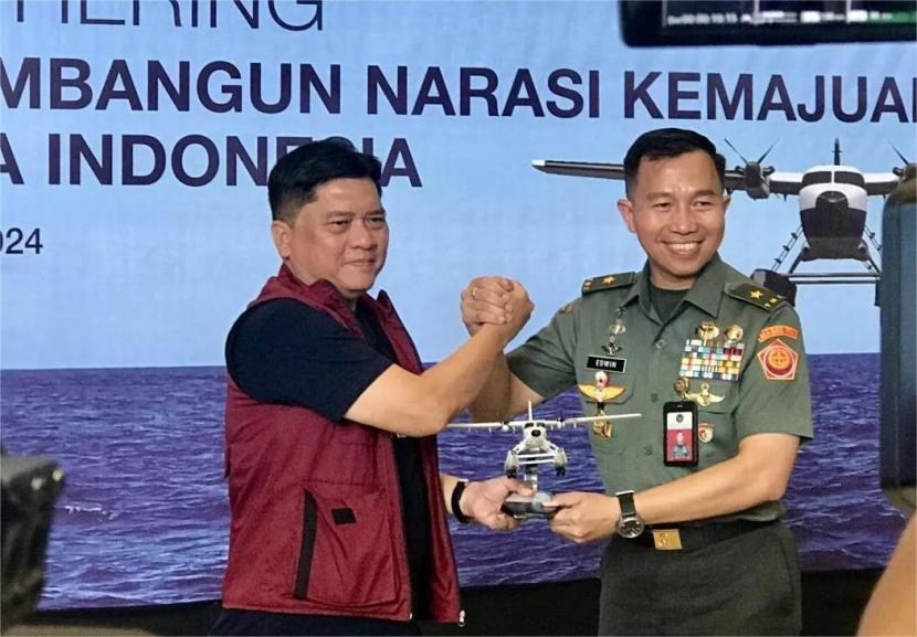 Direktur Utama PT DI Marsda (Purn) Gita Amperiawan bersama Karo Humas Setjen Kemenhan RI Brigjen Edwin Adrian Sumantha.