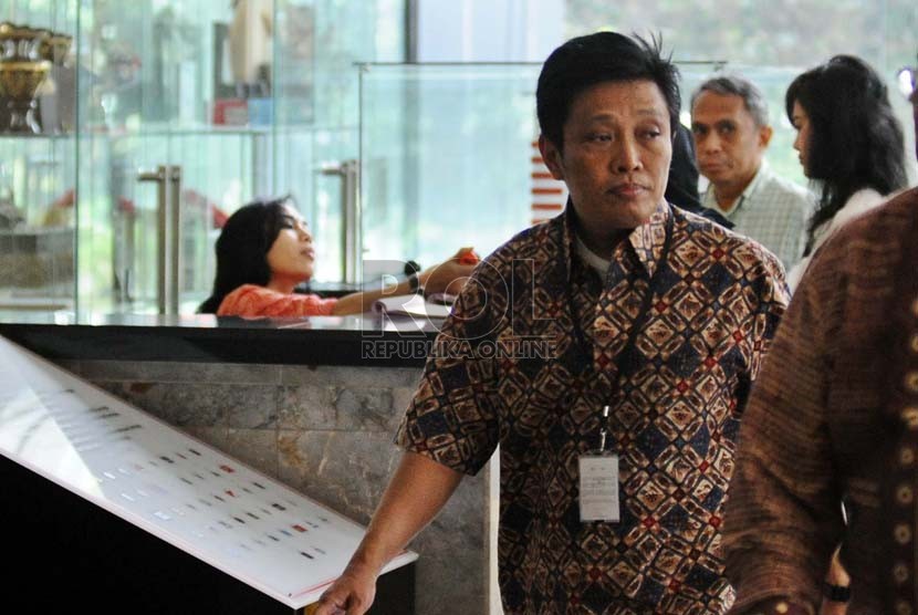 Direktur Utama PT Dutasari Citralaras, Machfud Suroso berjalan saat penuhi penggilan Komisi Pemberantasan Korupsi (KPK), Jumat (8/8). (Republika/ Tahta Aidilla).