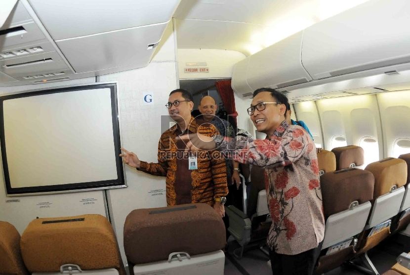 Direktur Utama PT Garuda Indonesia Arif Wibowo (kanan) didampingi Vice President Haji PT Garuda Indonesia, Hadi Syahrean (tengah) serta Direktur Direktur Teknik dan Pengelolaan Armada, Iwan Joeniarto (kiri) saat memeriksa kesipan pesawat Garuda Air bus 330